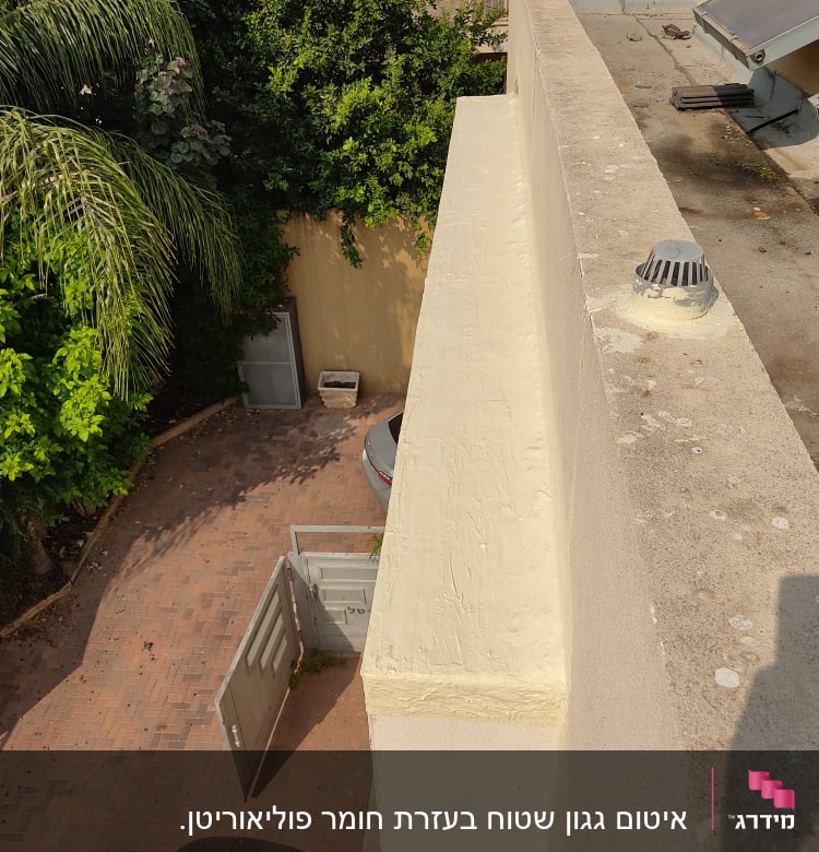 איטום גג עם חומר איטום בהיר